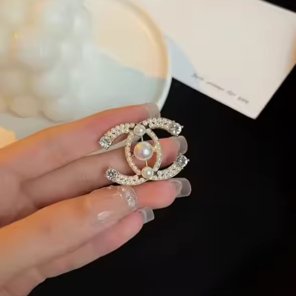 Elegant 3-Tiered Pearl Women's Brooch